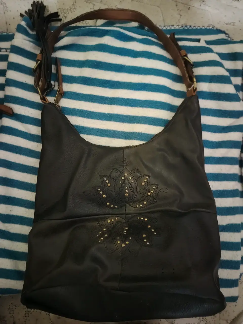 Cartera negra con detalles metálicos - miniatura 6