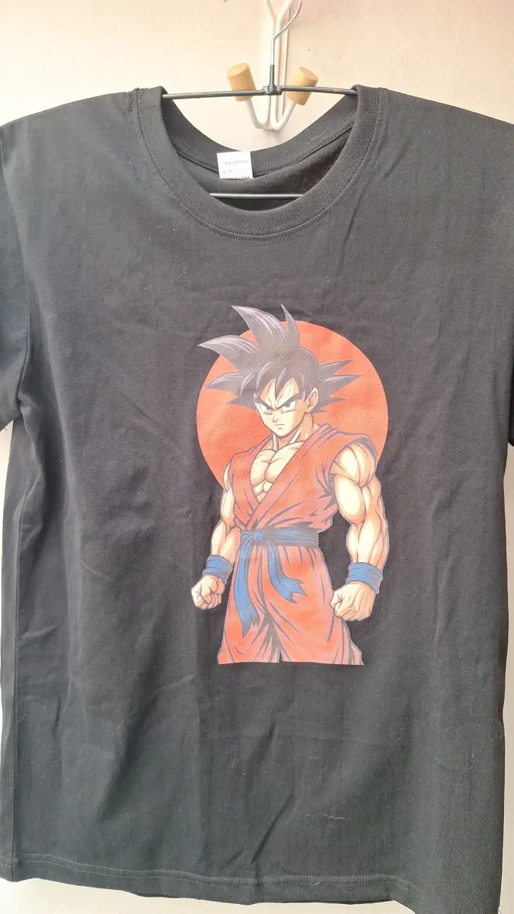 Polera negra con estampado anime talla S - miniatura 1