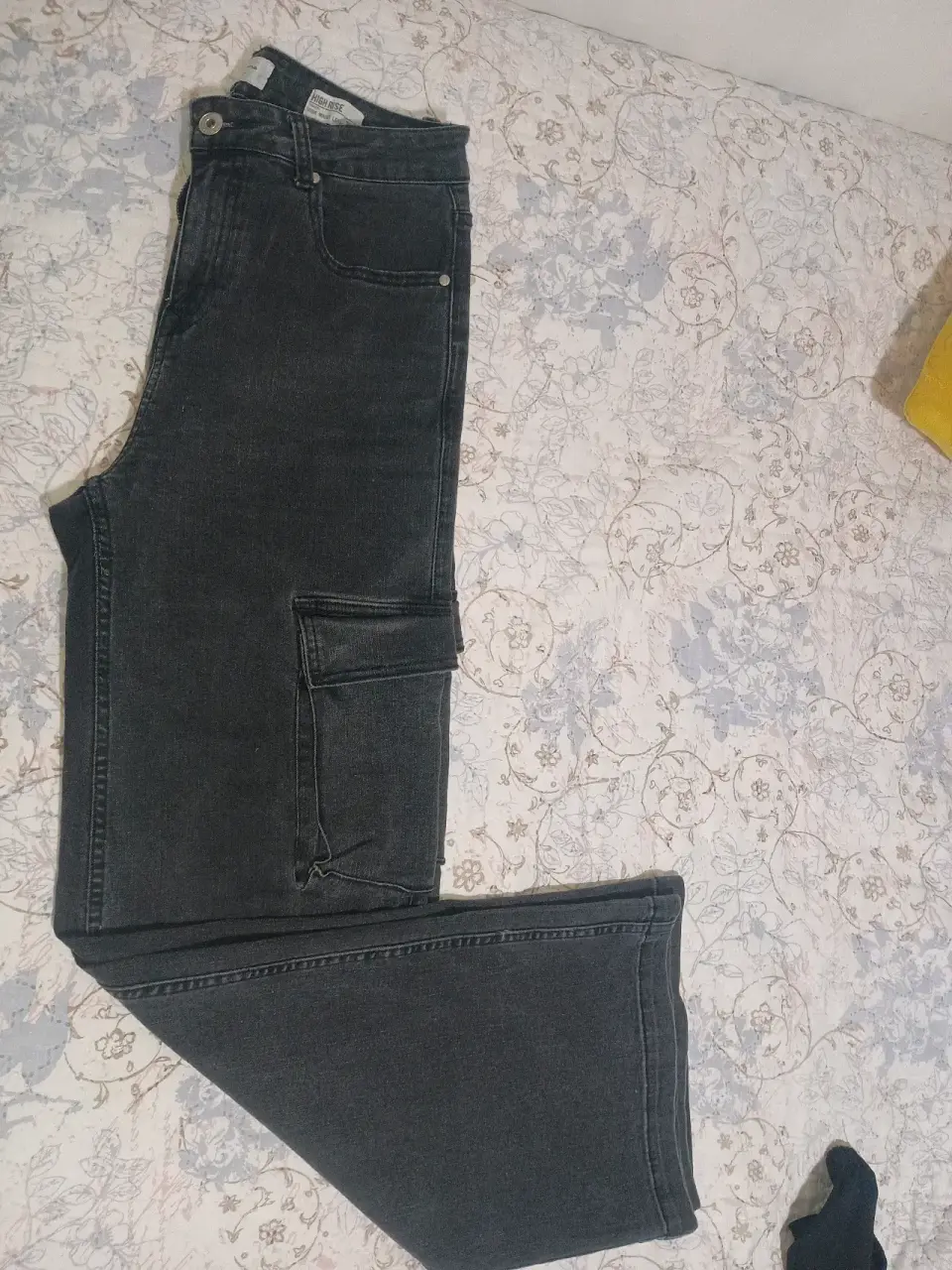 Jeans negros con bolsillos