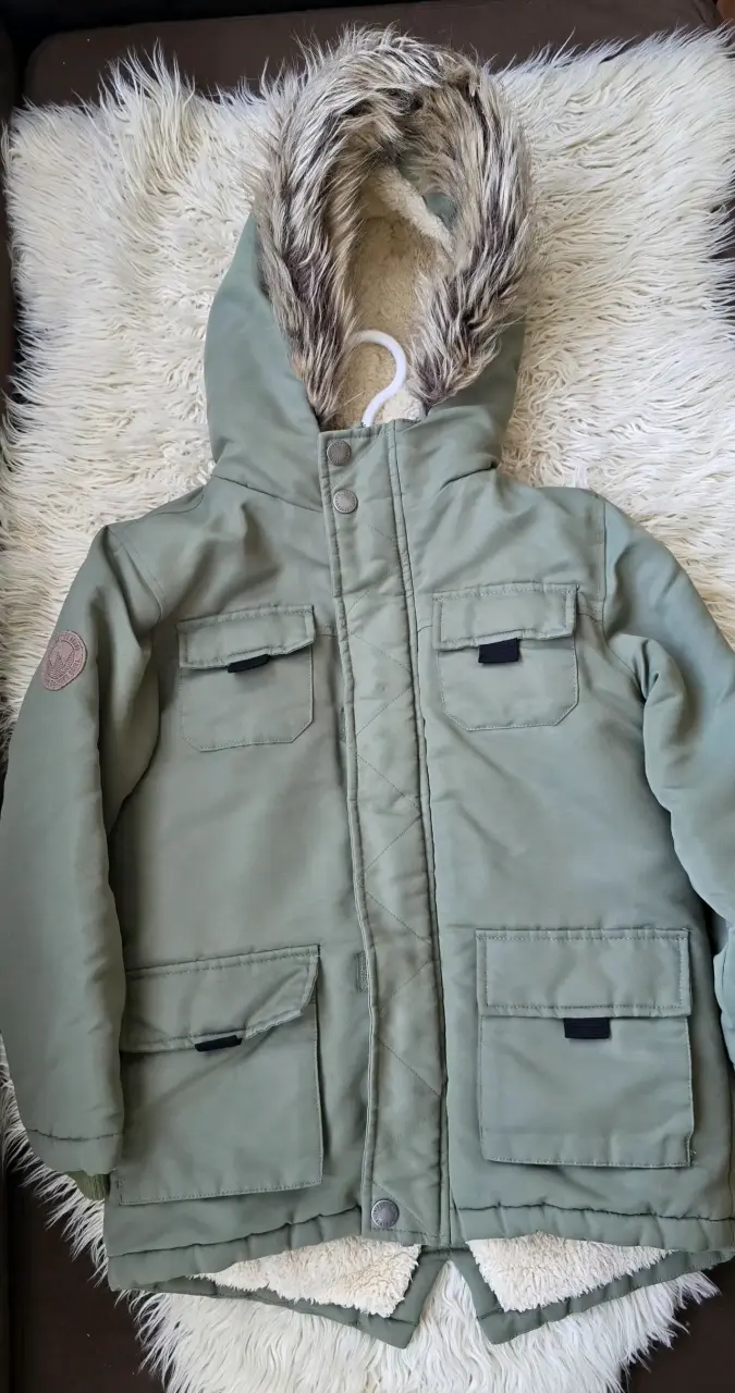 Parka verde con capucha de peluche