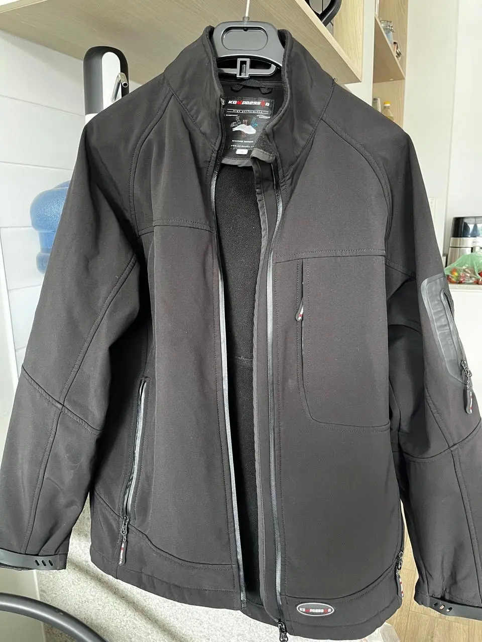 Chaqueta negra impermeable