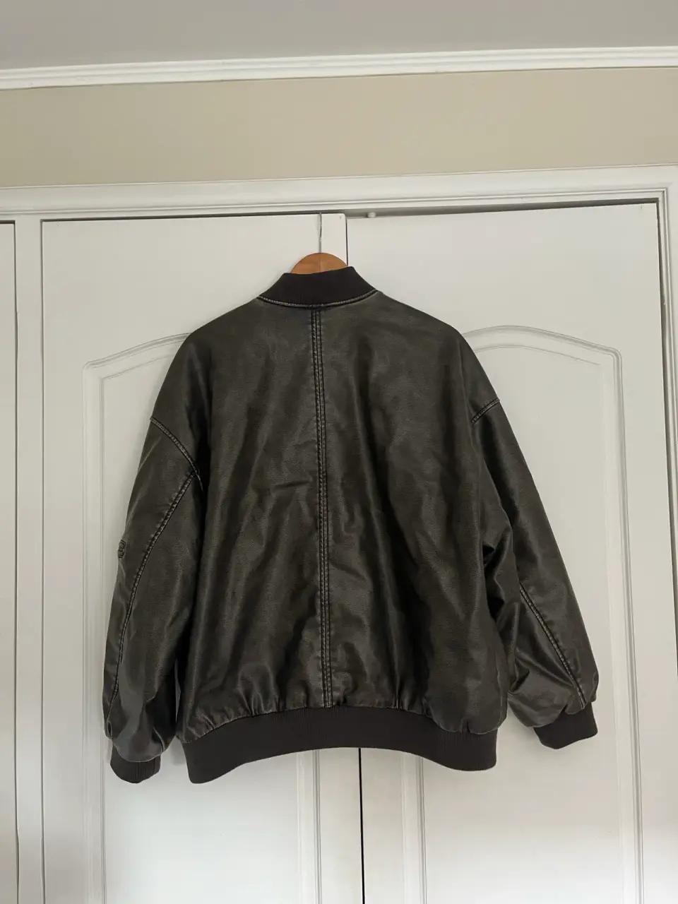 Chaqueta bomber de cuero negra - miniatura 2