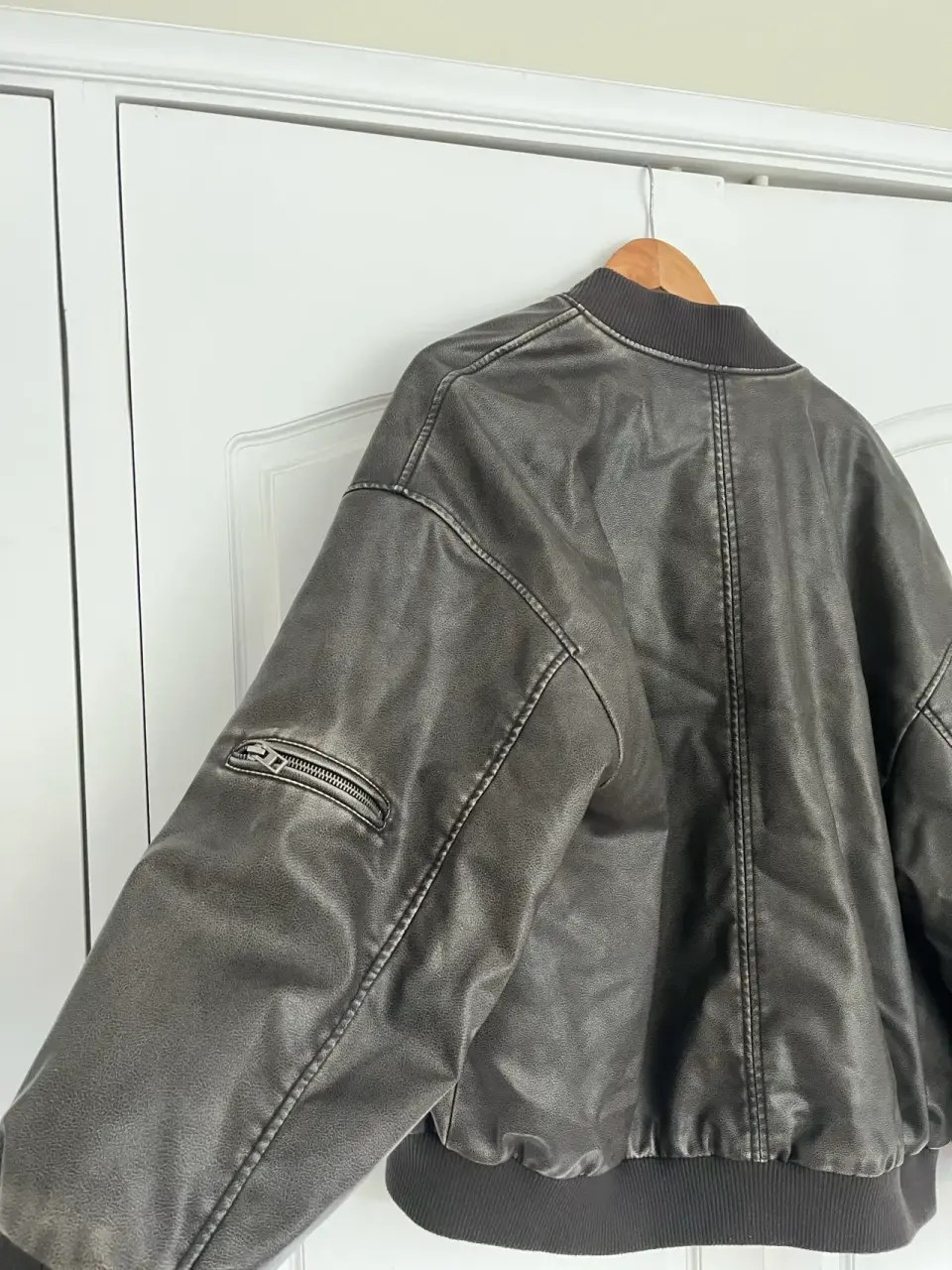 Chaqueta bomber de cuero negra - miniatura 3