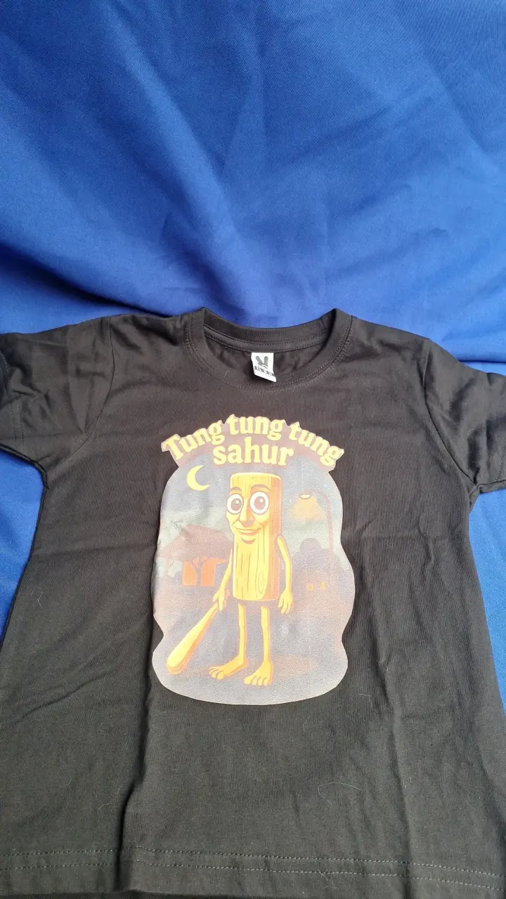 Polera negra con diseño gráfico - miniatura 1