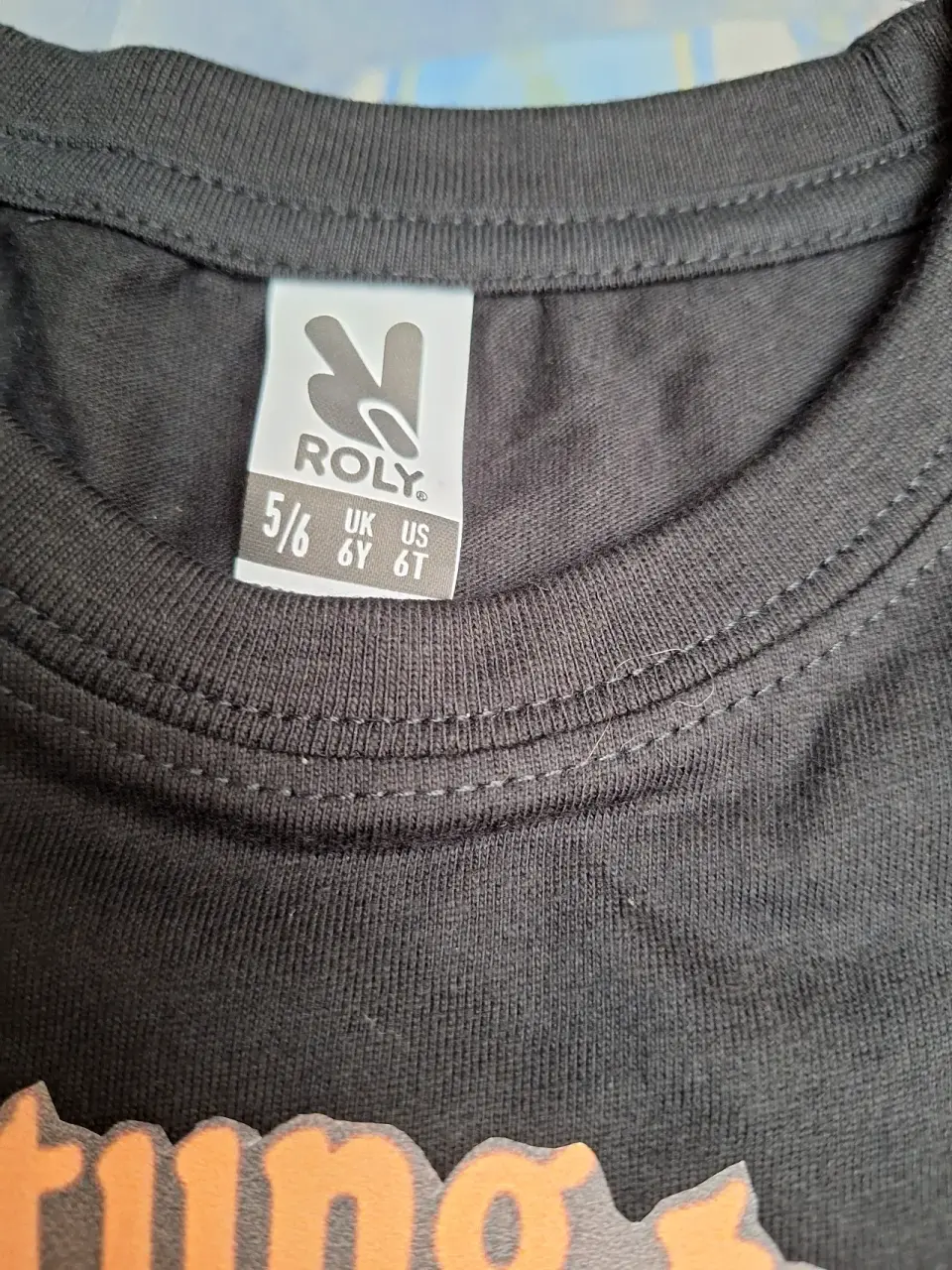 Polera negra con diseño gráfico - miniatura 3