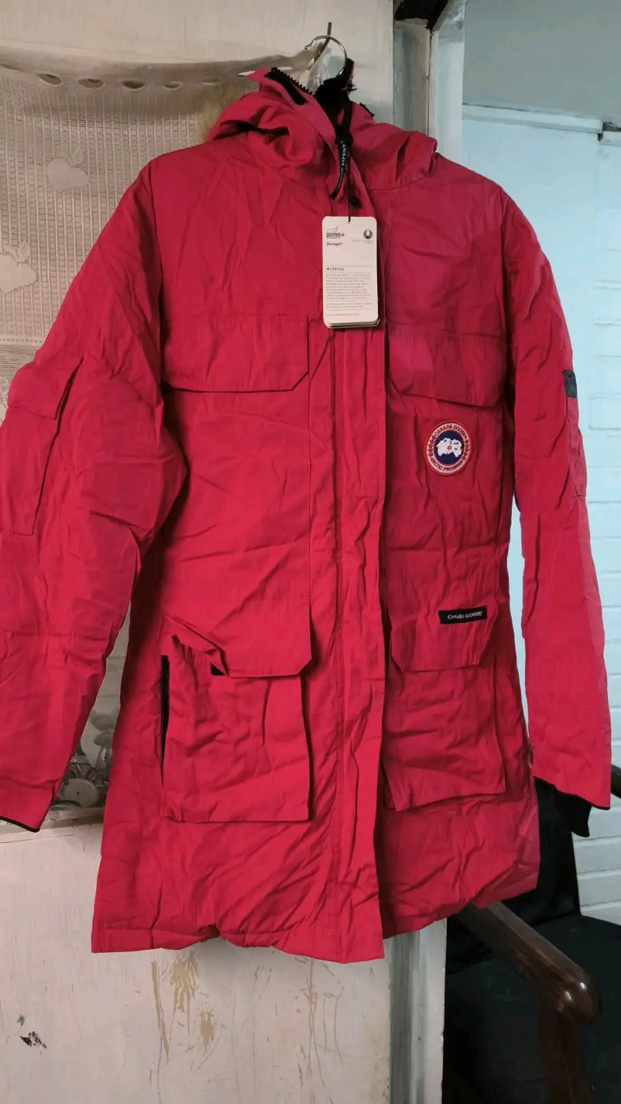 Parka roja con capucha - miniatura 1