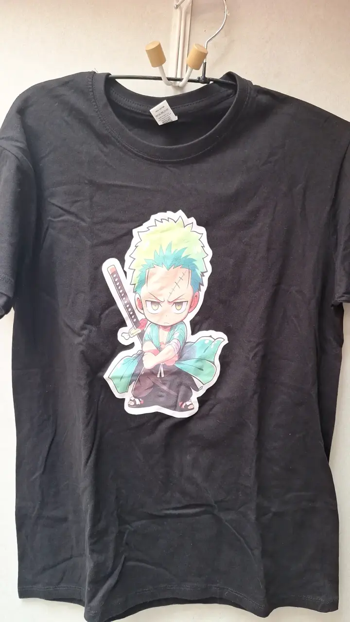 Polera negra con diseño anime - miniatura 1