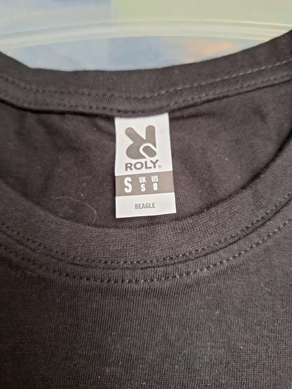 Polera negra con diseño anime - miniatura 3