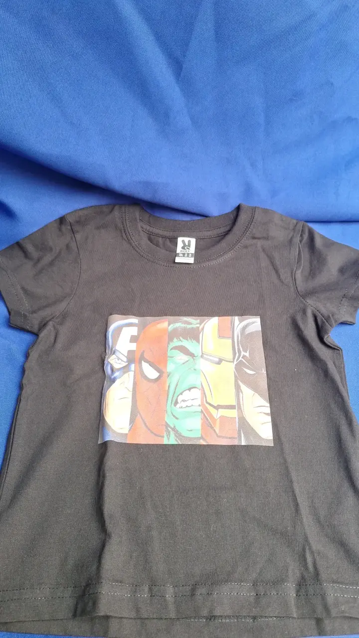 Polera negra con personajes Marvel - miniatura 1
