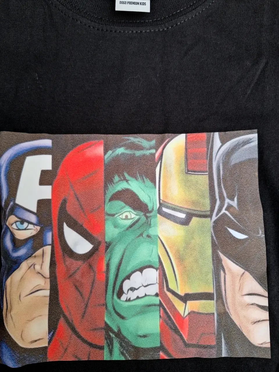 Polera negra con personajes Marvel - miniatura 2