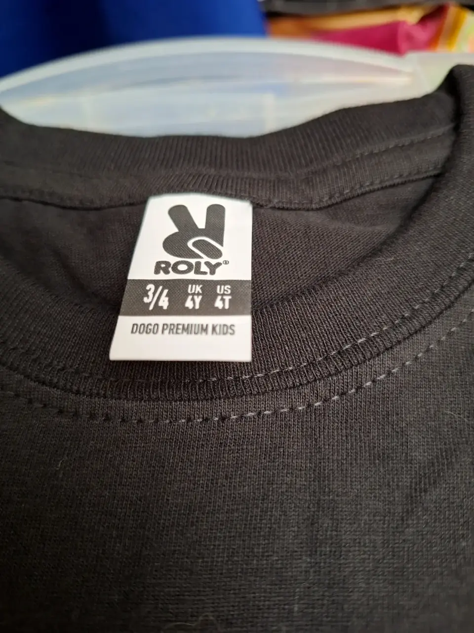 Polera negra con personajes Marvel - miniatura 3