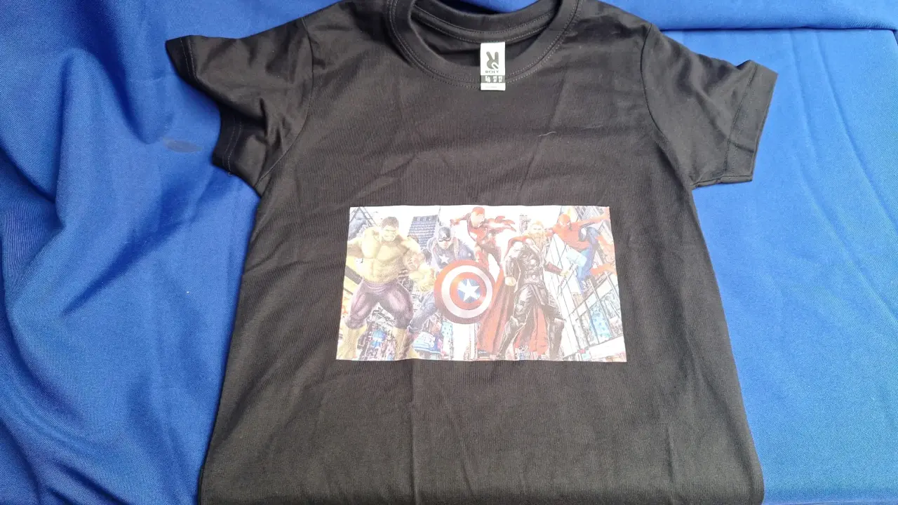 Polera negra con estampado de superhéroes - miniatura 1