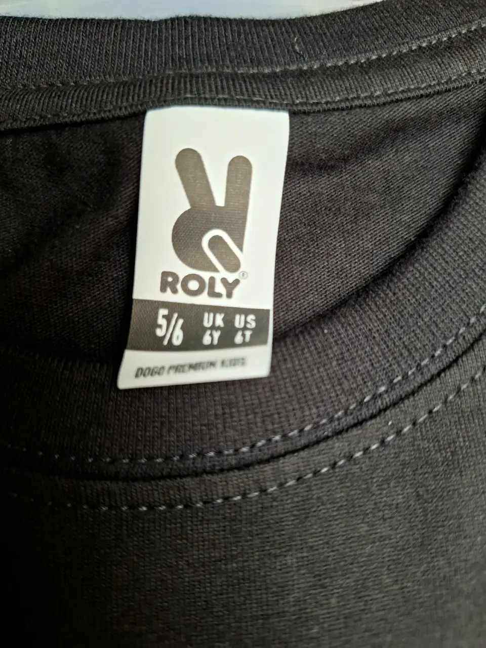 Polera negra con estampado de superhéroes - miniatura 3