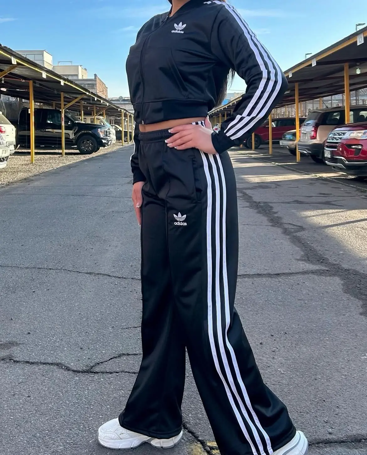 Conjunto deportivo negro y rojo - miniatura 1