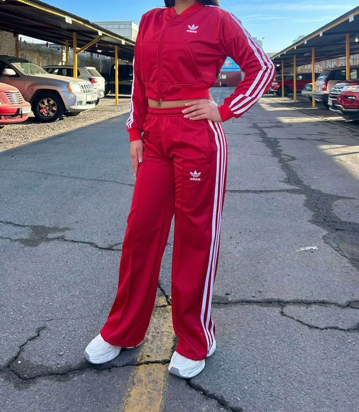 Conjunto deportivo negro y rojo - miniatura 2