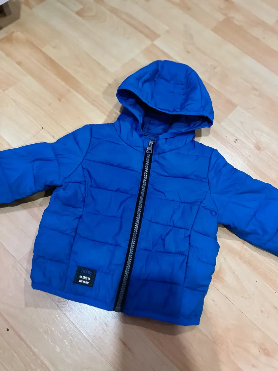 Chaqueta azul de niño con capucha talla 6-12meses