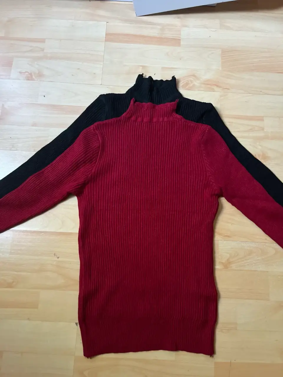 Suéter negro y rojo  de cuello alto - miniatura 2