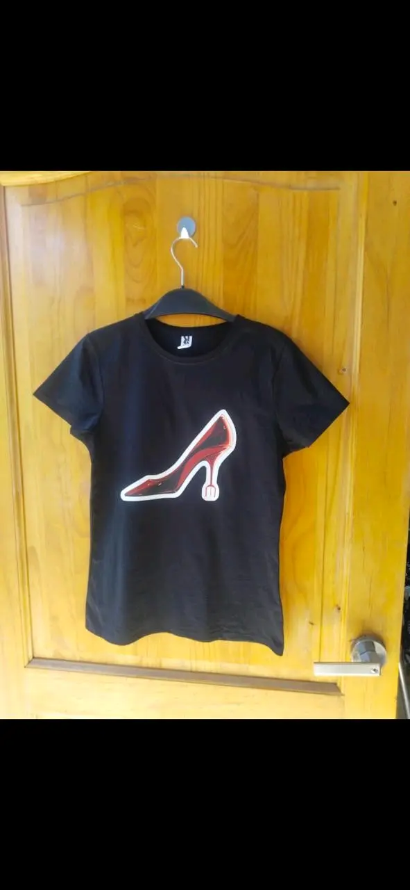 Polera negra el diablo viste a la moda 2