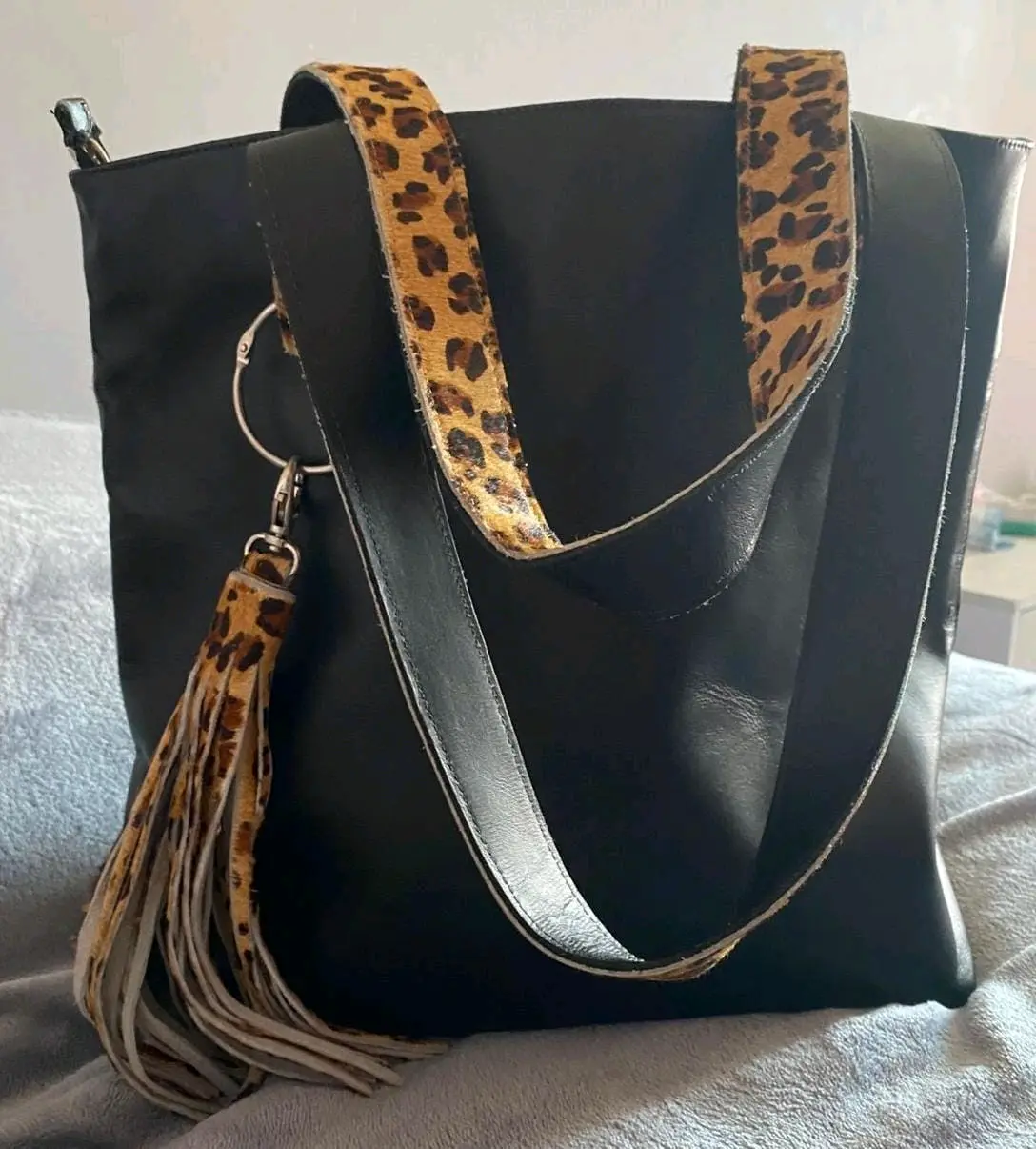 Cartera negra con asas print animal - miniatura 1