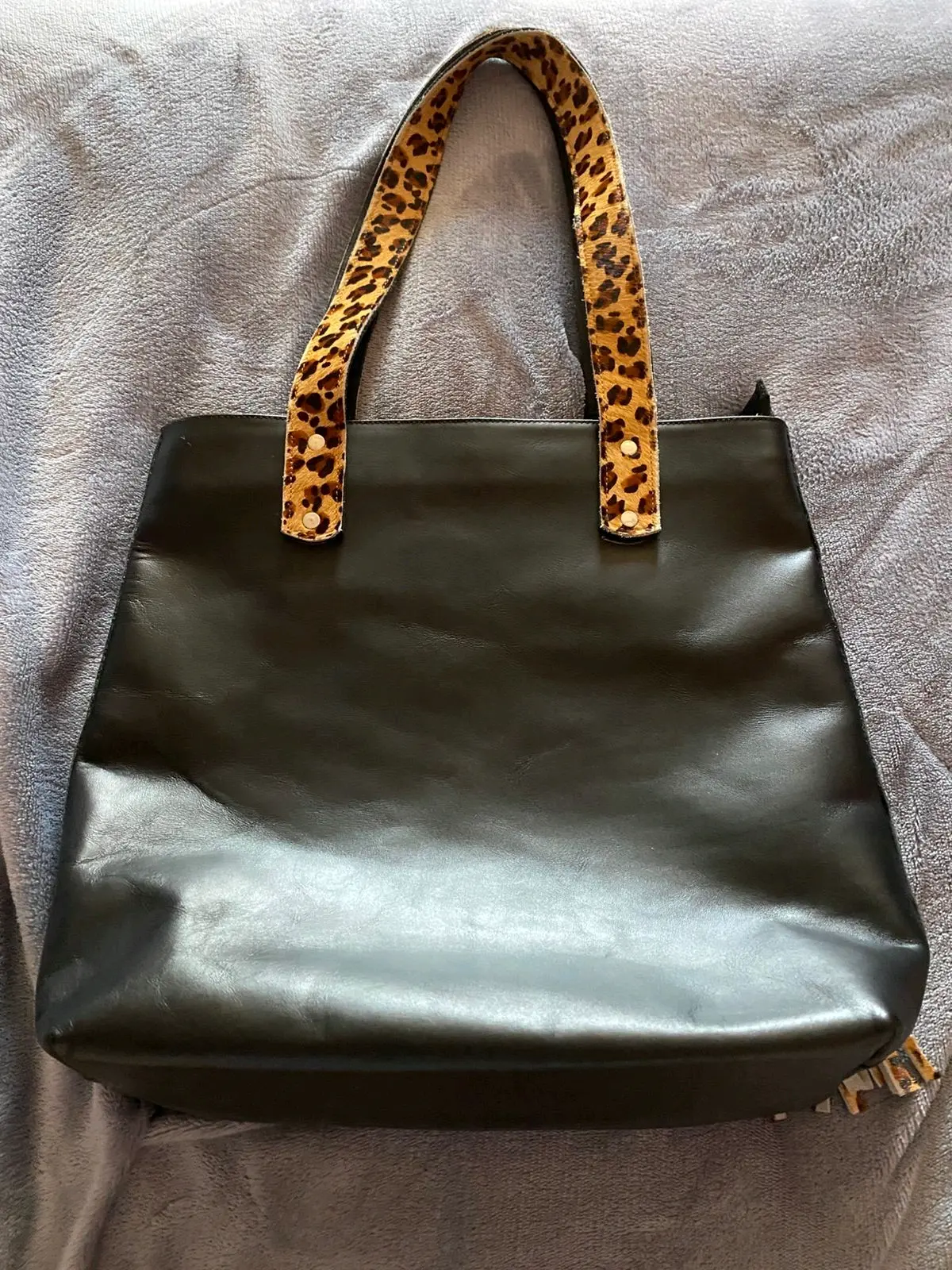 Cartera negra con asas print animal - miniatura 3