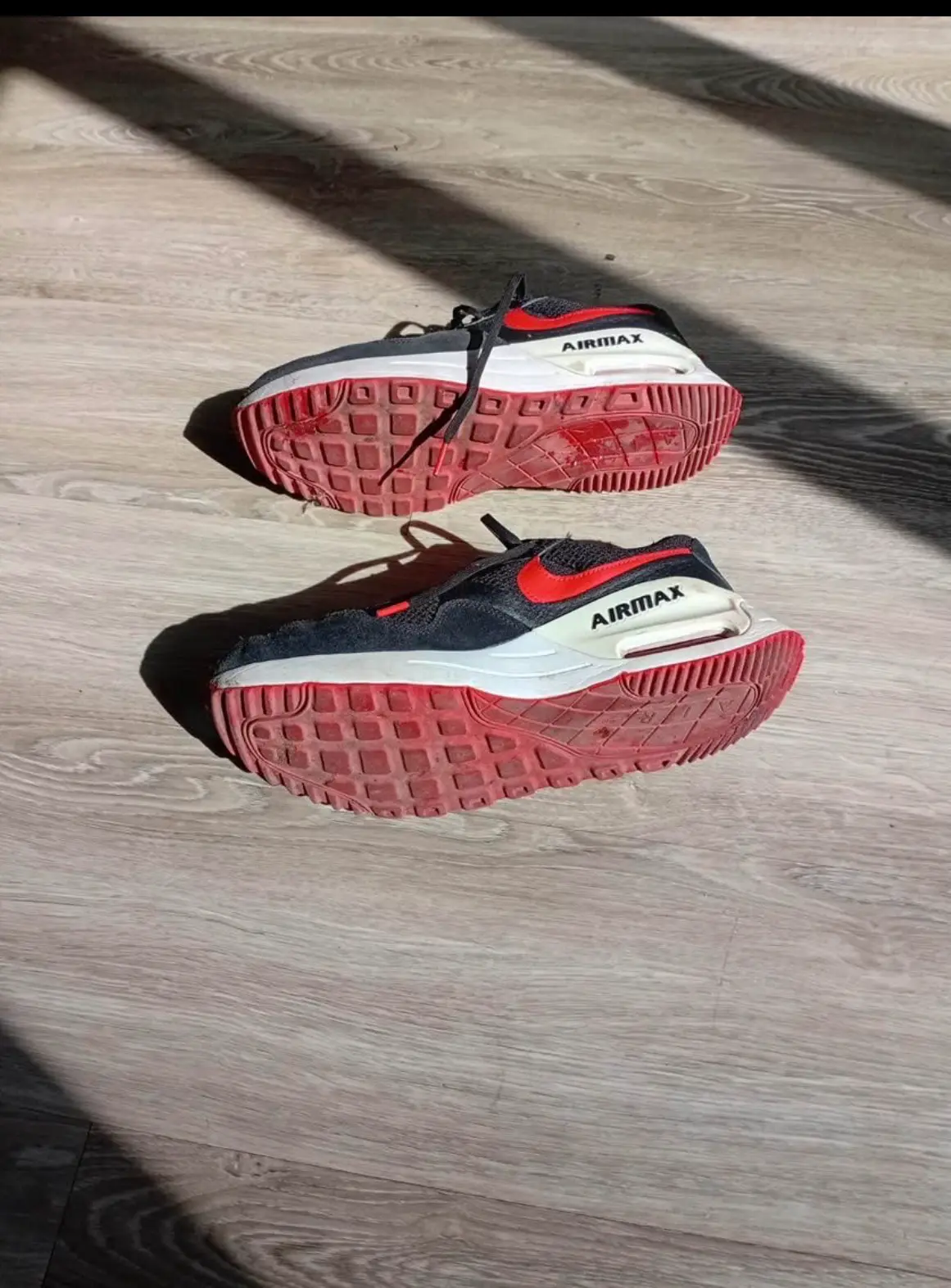 Zapatillas Airmax negras y rojas - miniatura 1