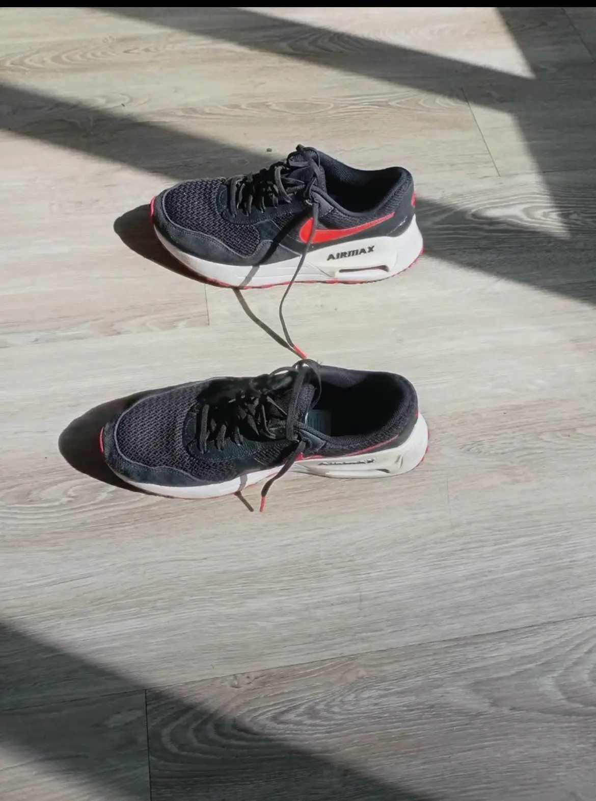 Zapatillas Airmax negras y rojas - miniatura 2