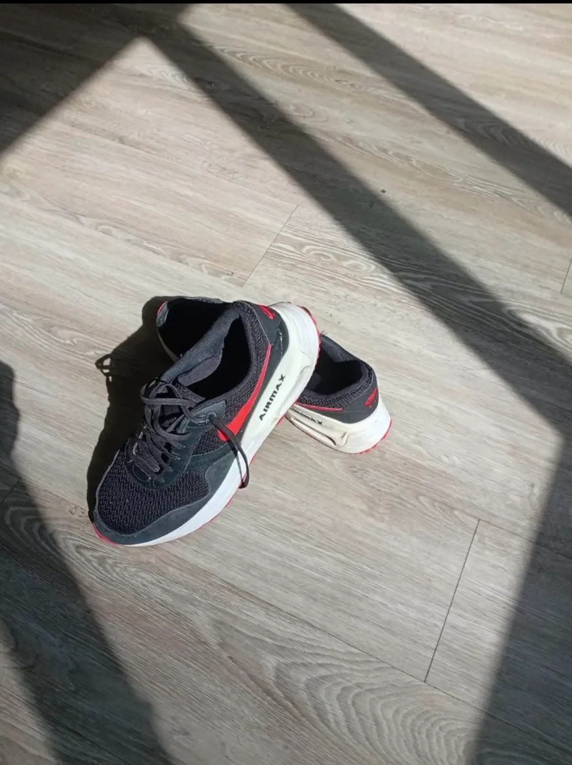 Zapatillas Airmax negras y rojas - miniatura 3