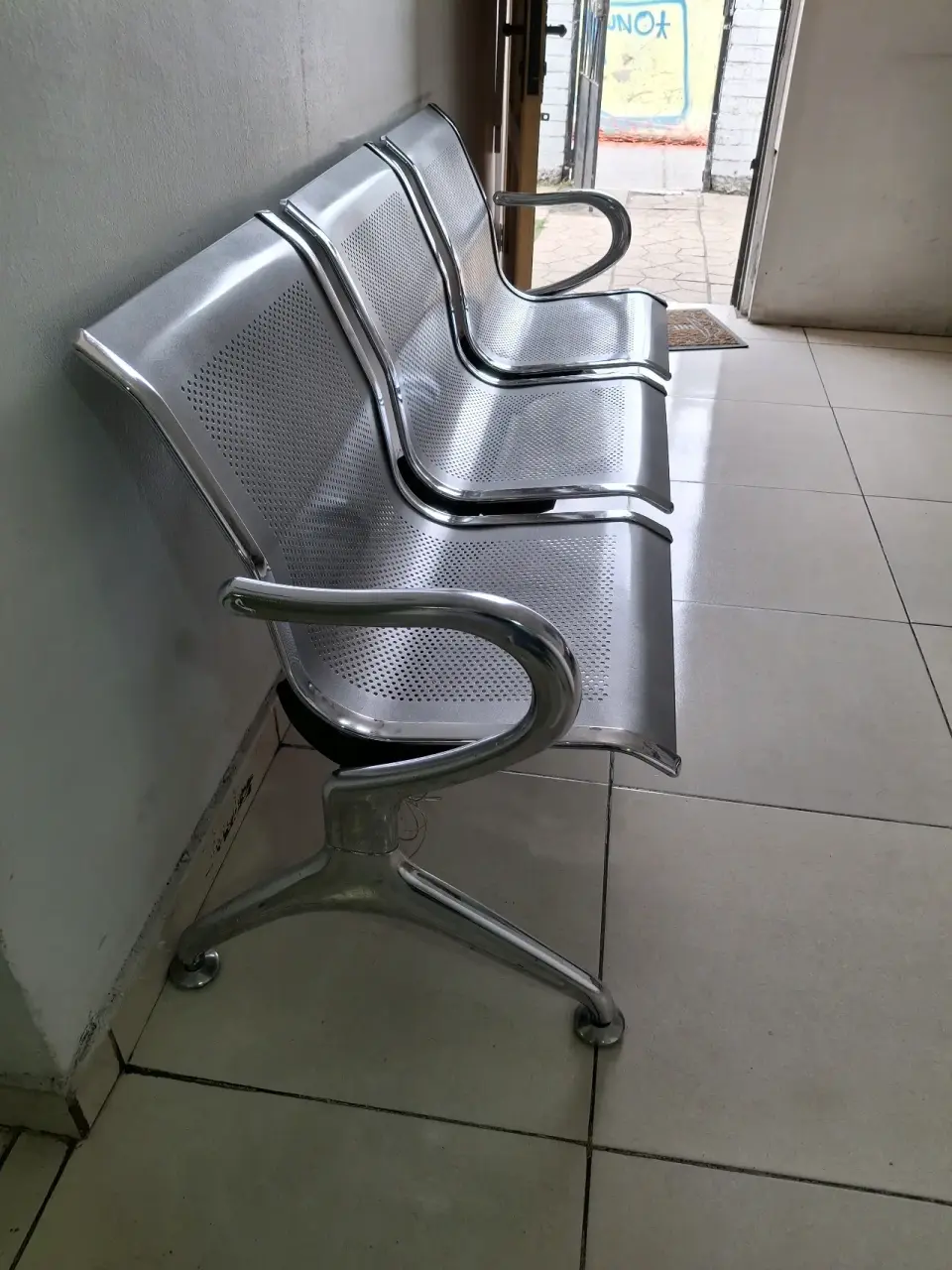Banca metálica para sala de espera - miniatura 1