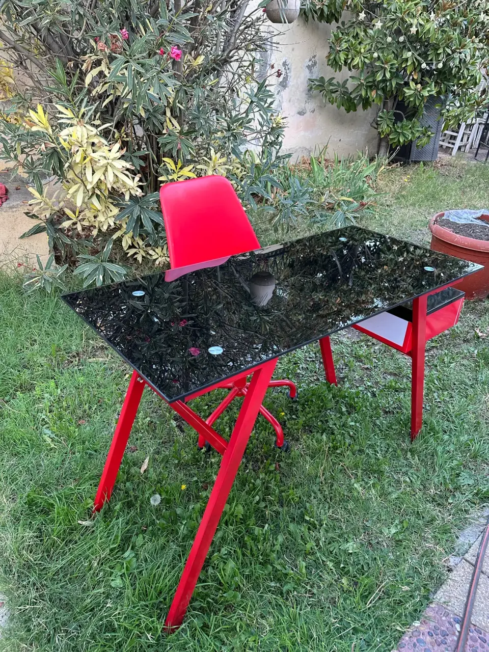Escritorio de vidrio negro y silla roja - miniatura 1