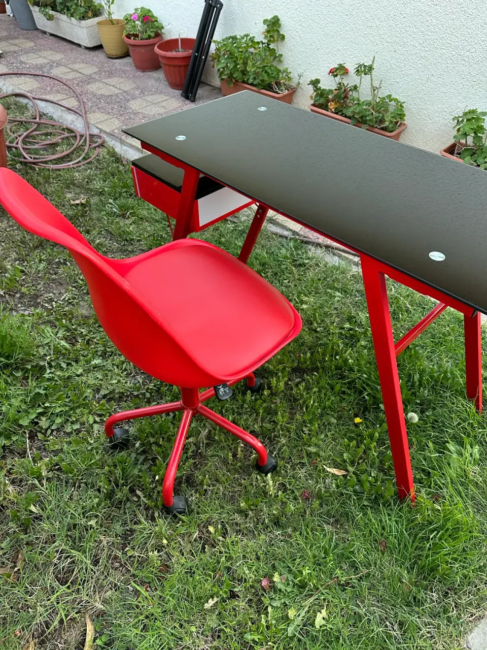 Escritorio de vidrio negro y silla roja - miniatura 2