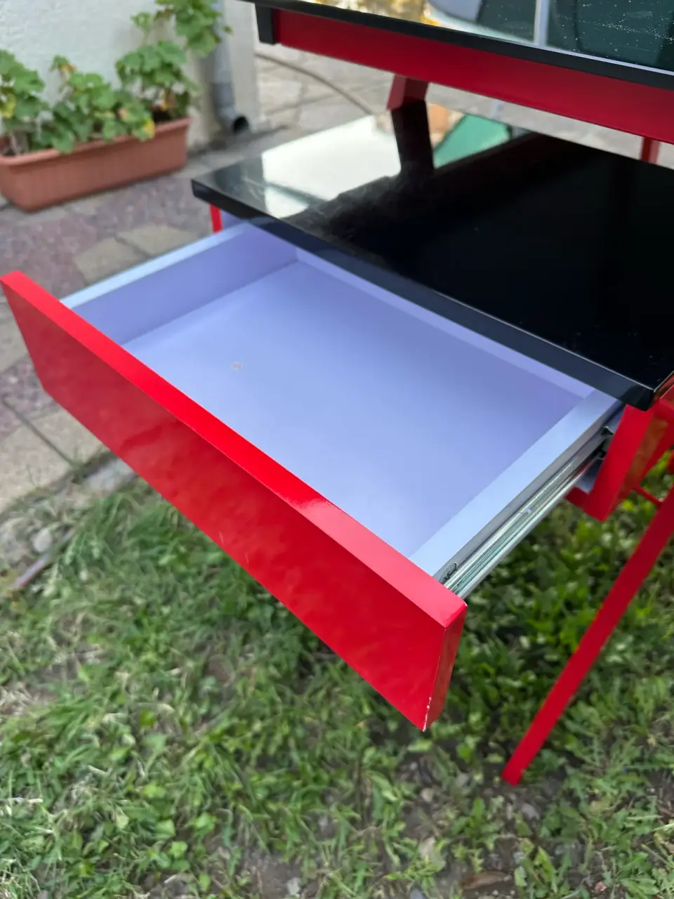 Escritorio de vidrio negro y silla roja - miniatura 3