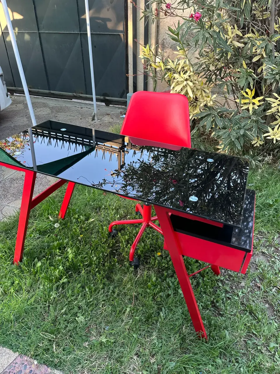 Escritorio de vidrio negro y silla roja - miniatura 4