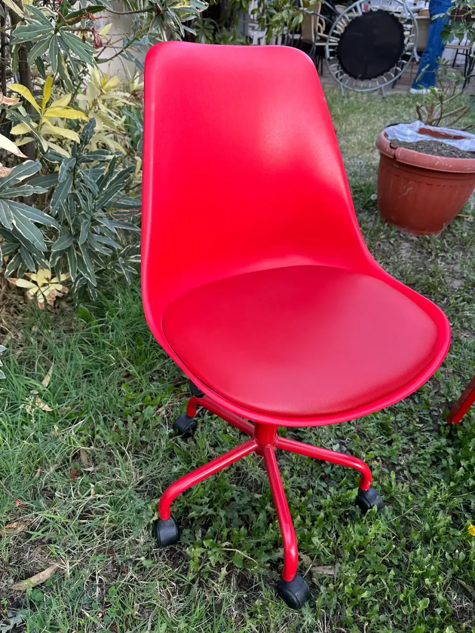 Escritorio de vidrio negro y silla roja - miniatura 5