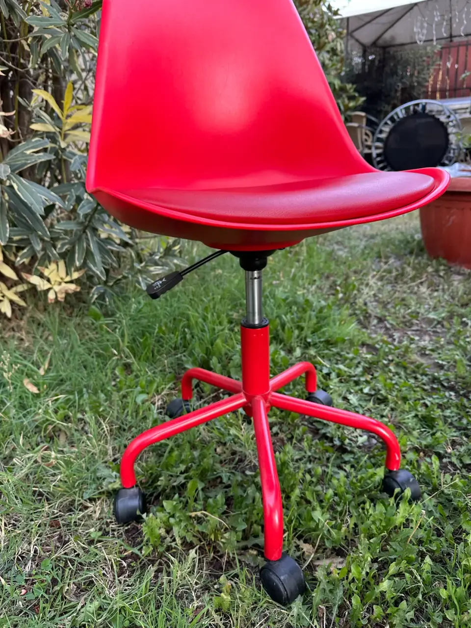 Escritorio de vidrio negro y silla roja - miniatura 6