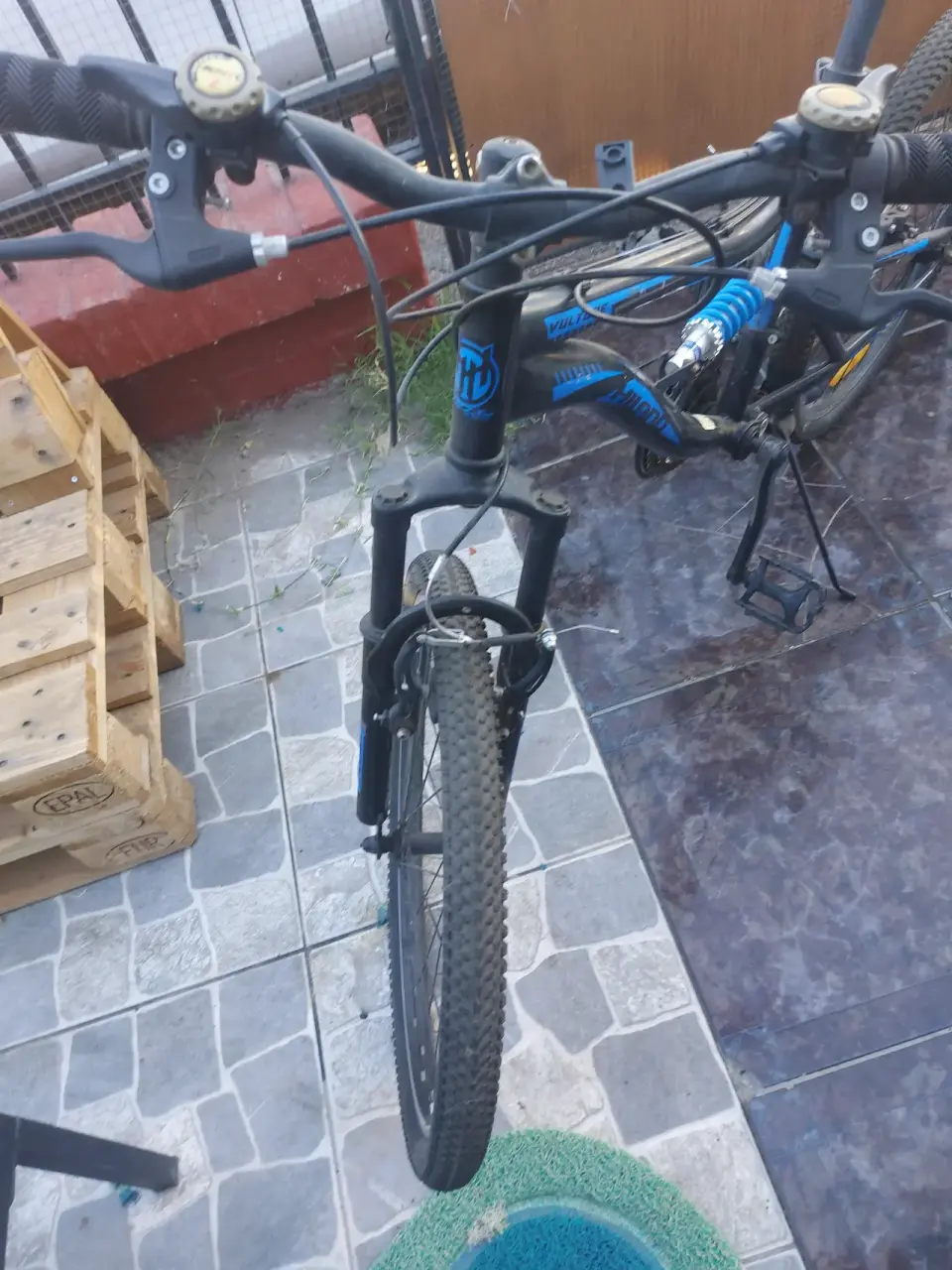 Bicicleta de montaña negra y azul - miniatura 1