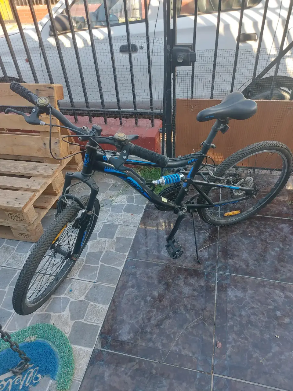 Bicicleta de montaña negra y azul - miniatura 2