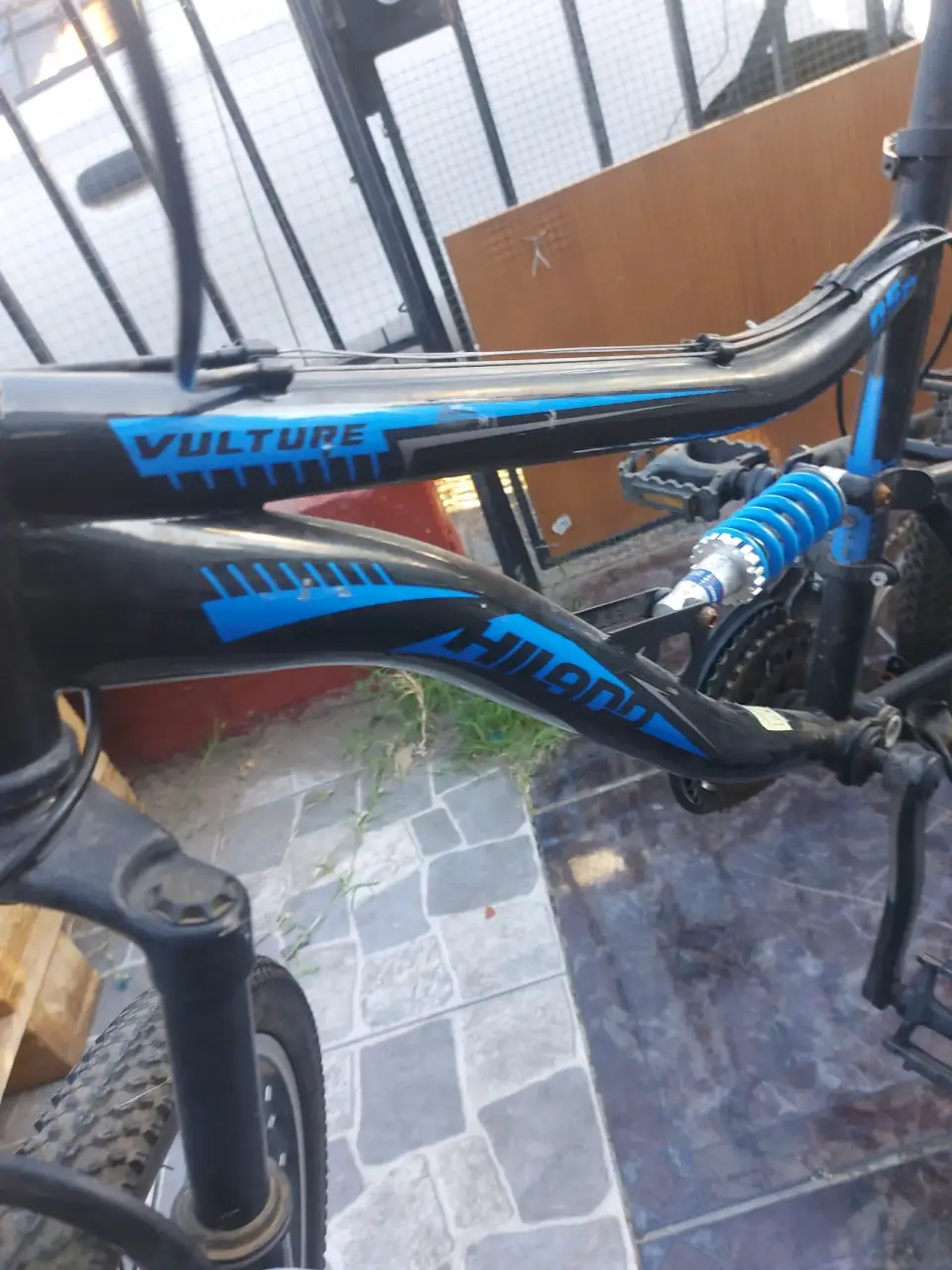 Bicicleta de montaña negra y azul - miniatura 3