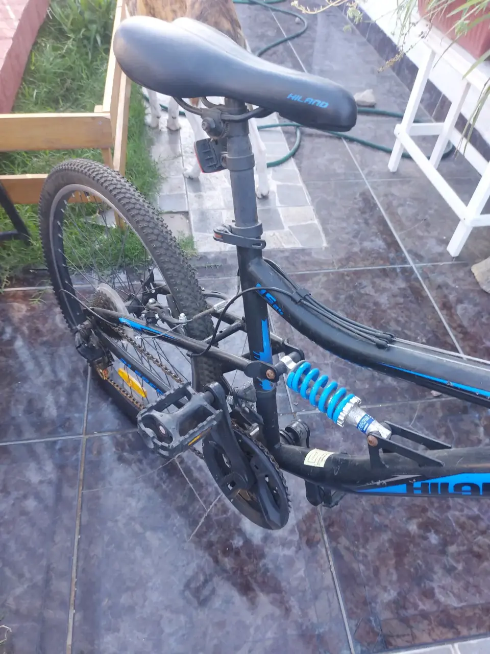Bicicleta de montaña negra y azul - miniatura 4