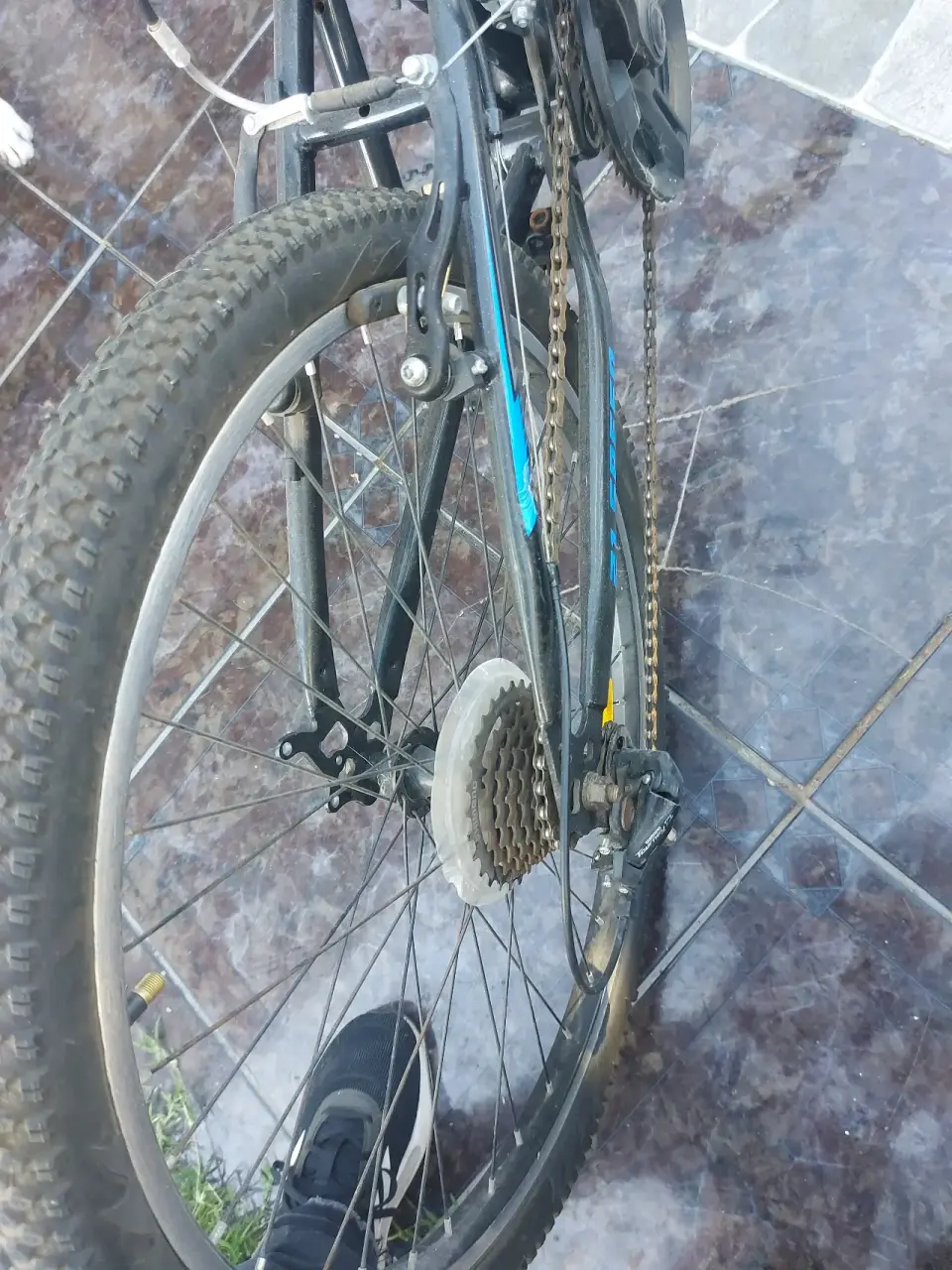 Bicicleta de montaña negra y azul - miniatura 5