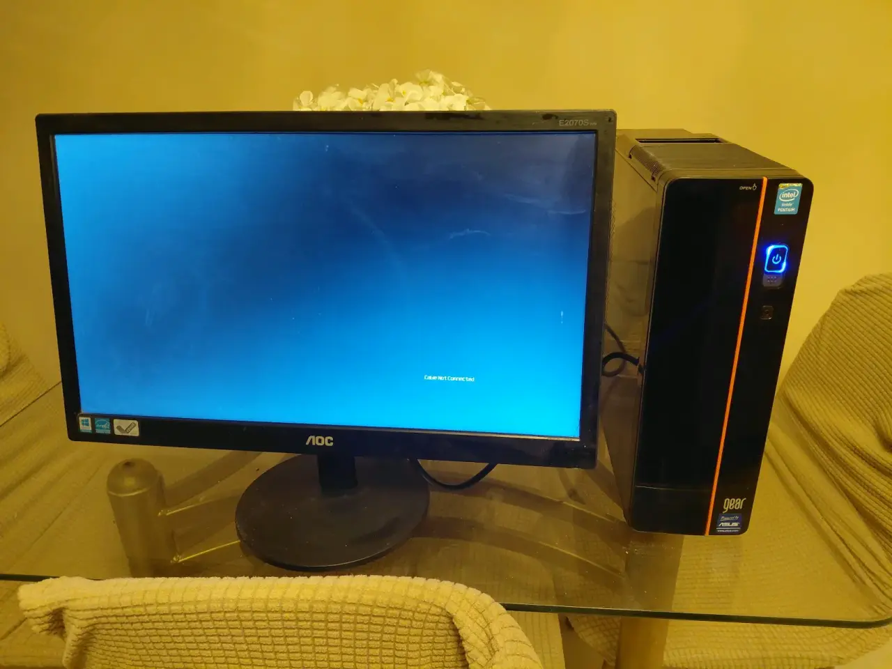 Computador de escritorio con monitor AOC - miniatura 1