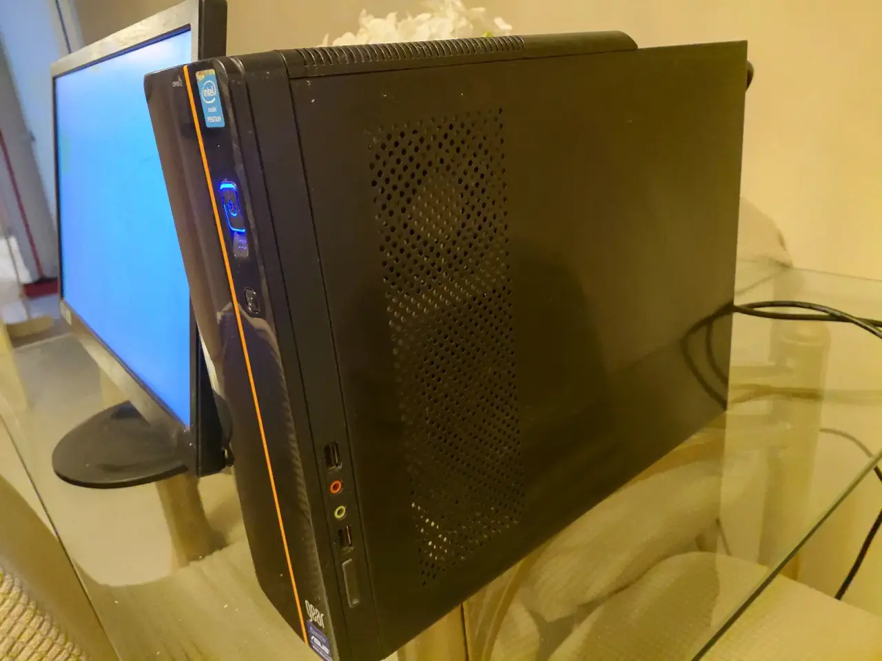 Computador de escritorio con monitor AOC - miniatura 3