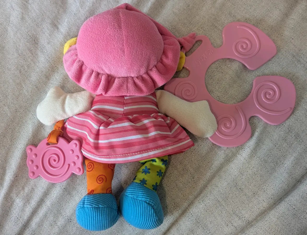 Muñeca de tela con sonajero para coche - miniatura 2