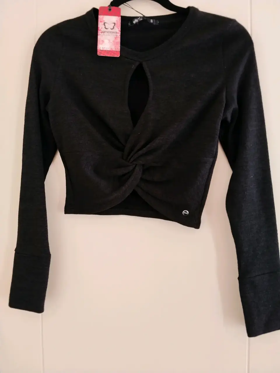 Polera negra con nudo decorativo - miniatura 2