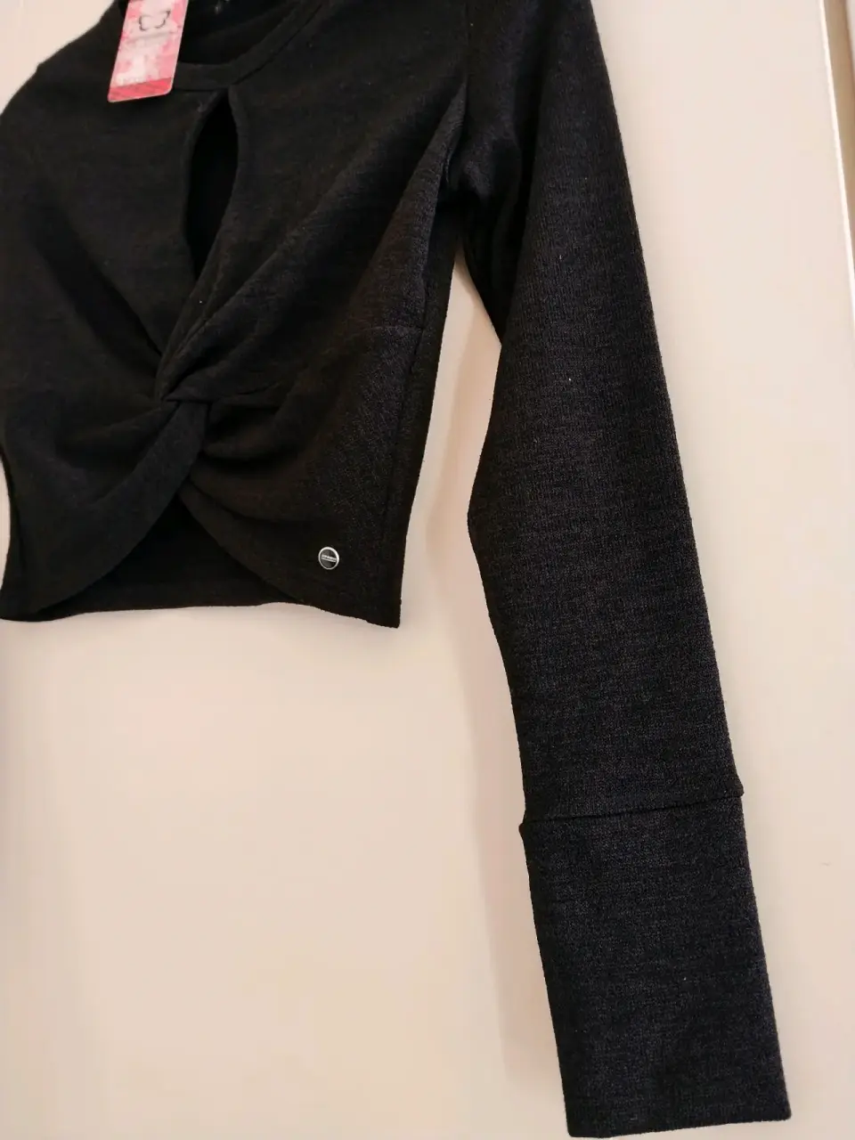 Polera negra con nudo decorativo - miniatura 3