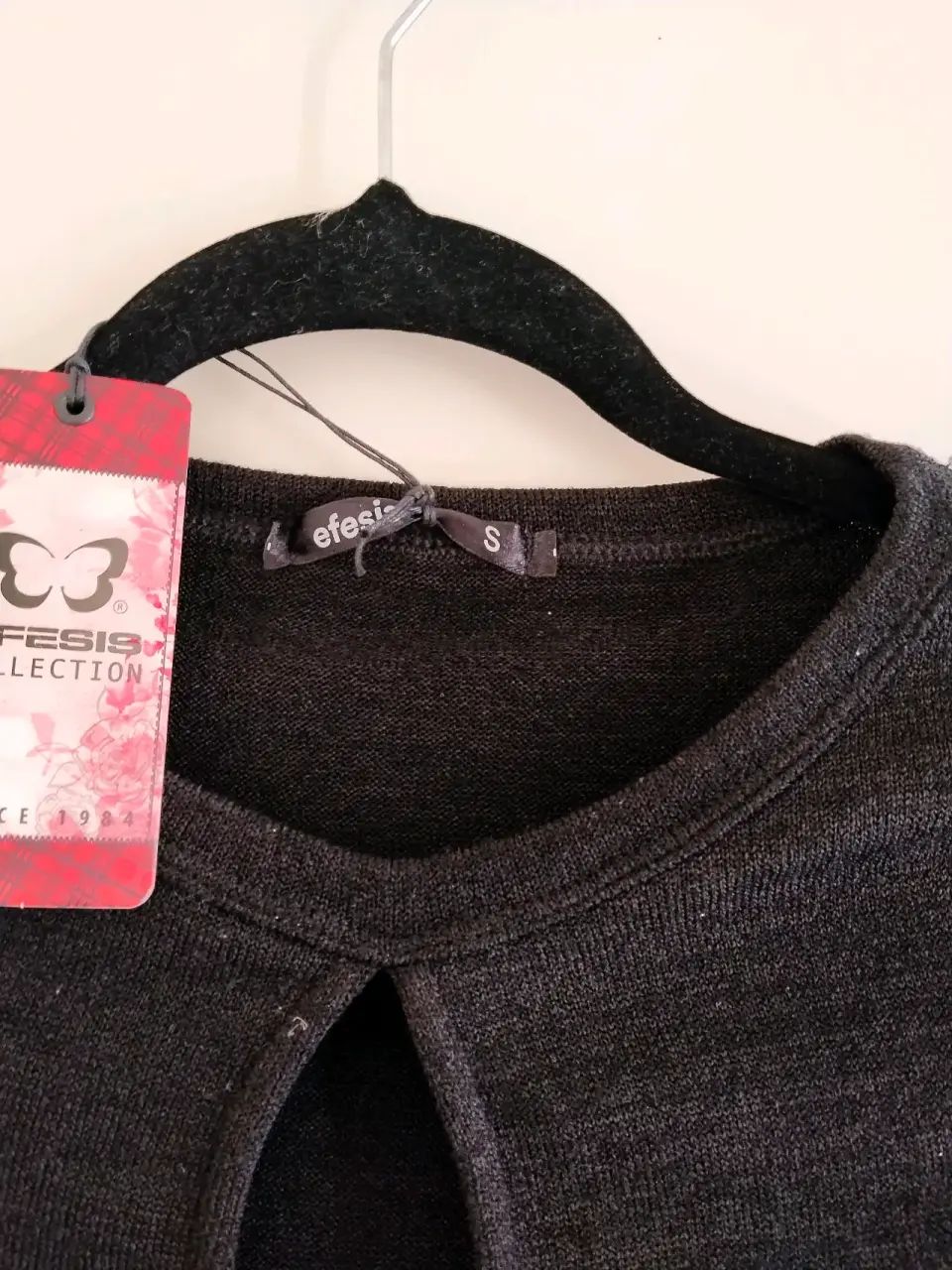 Polera negra con nudo decorativo - miniatura 4