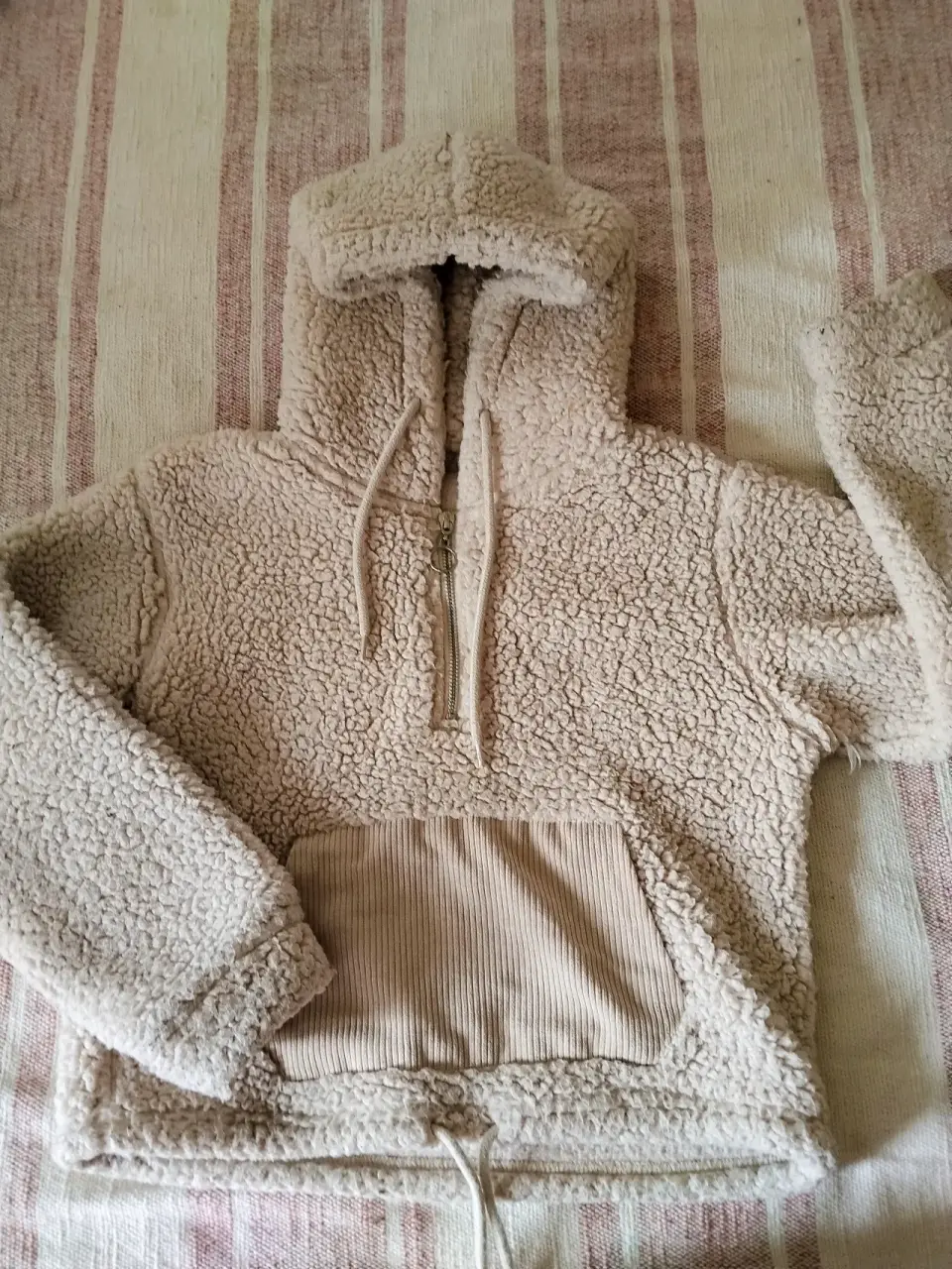 Polerón con capucha de peluche beige - miniatura 1