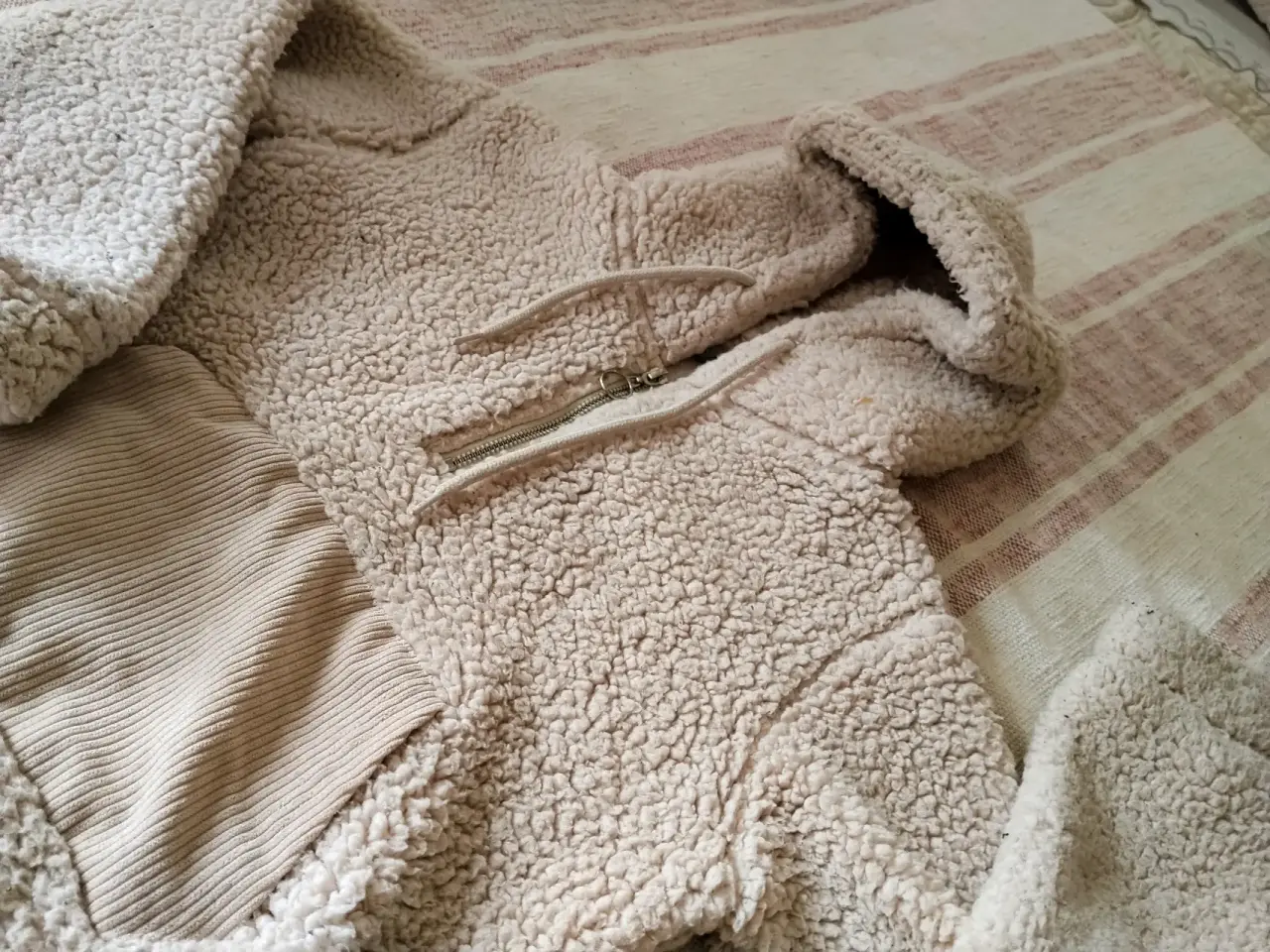Polerón con capucha de peluche beige - miniatura 4