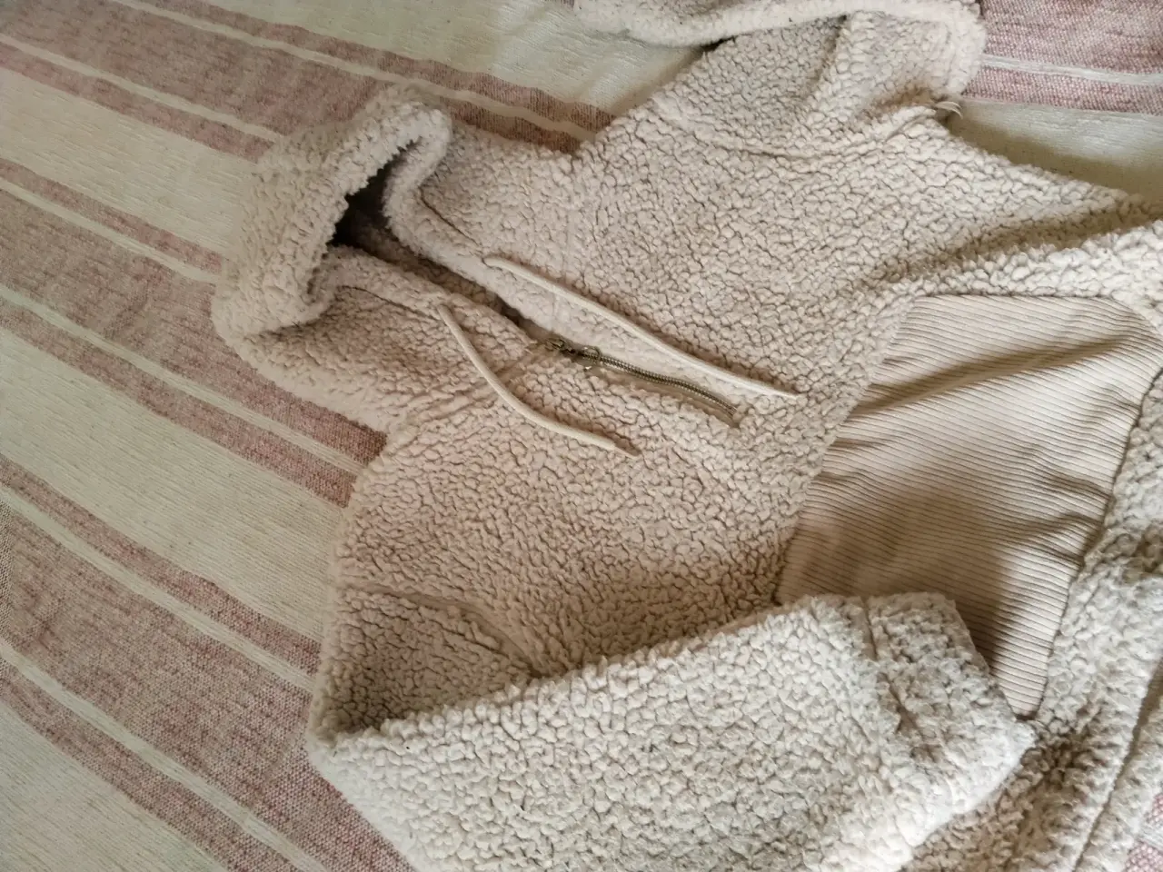 Polerón con capucha de peluche beige - miniatura 5