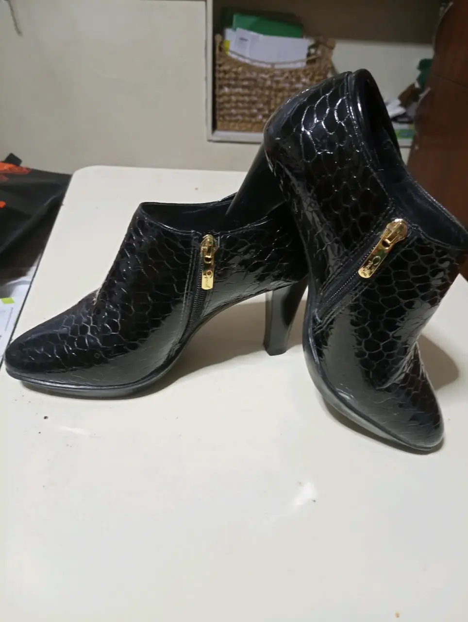 Botines negros de cuero con tacón - miniatura 1