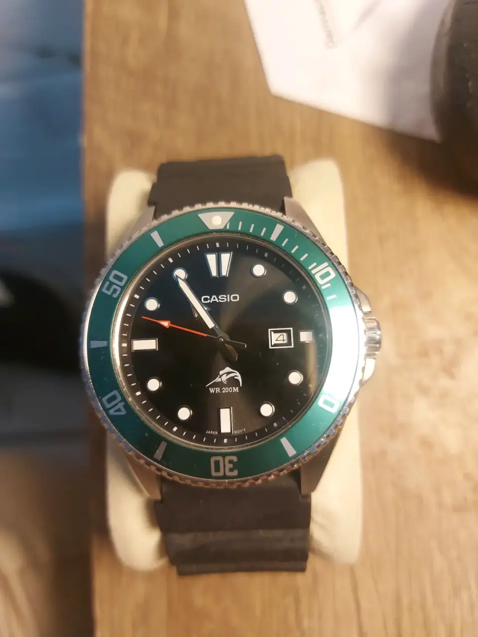 Reloj Casio sumergible negro y verde